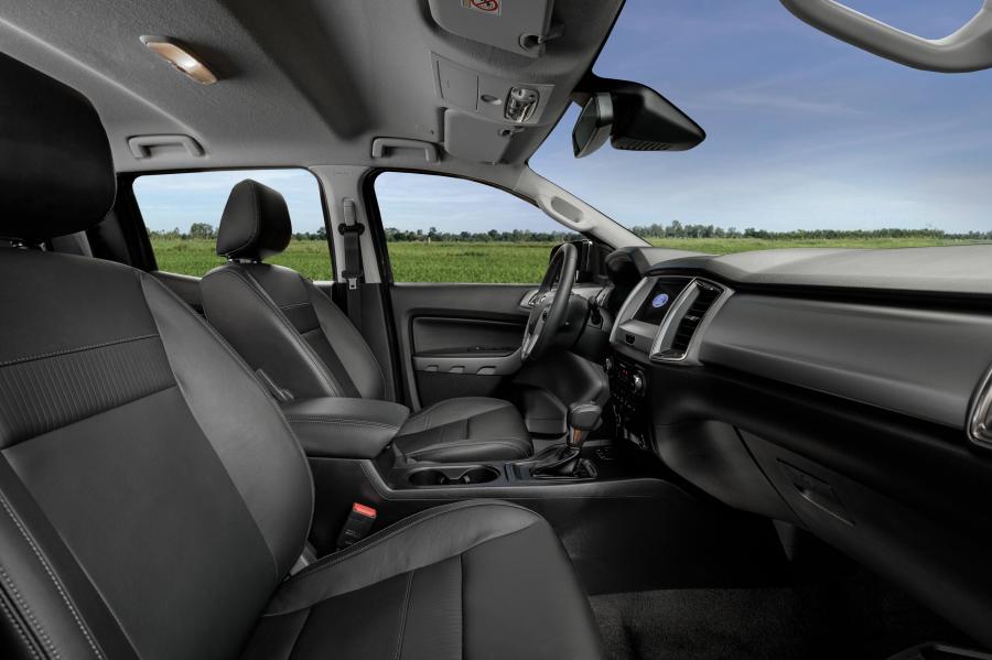 Интерьер Ford Ranger Limited Double Cab 2019 года  (LA) (фото 12 из 20)